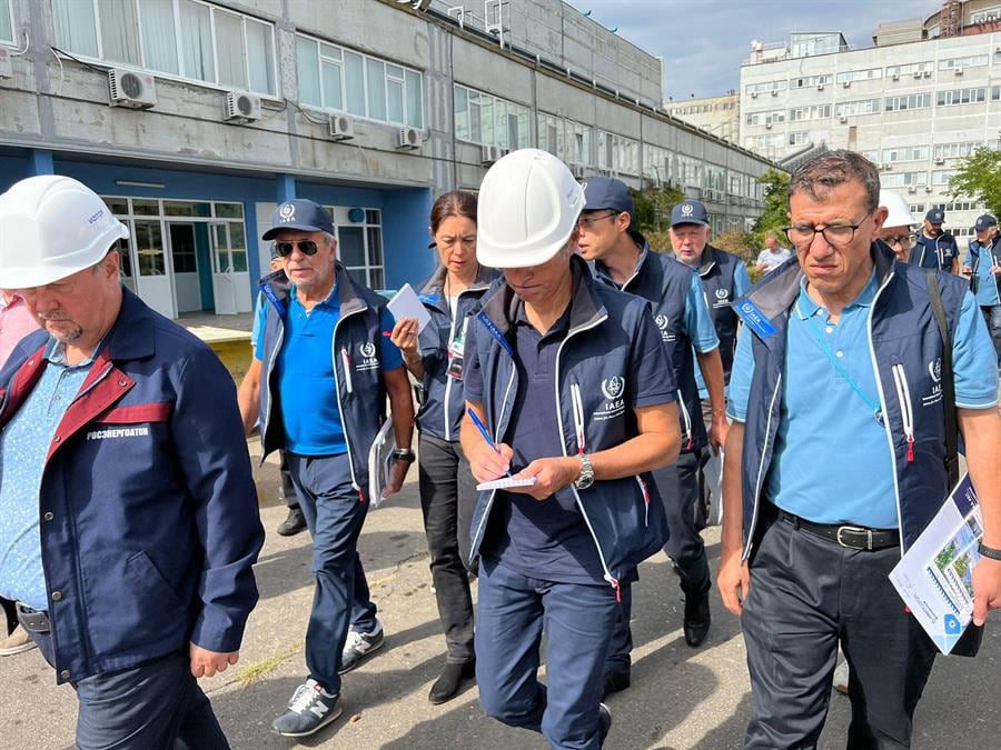 Equipo de la OIEA visitando la planta nuclear de Zaporiyia
