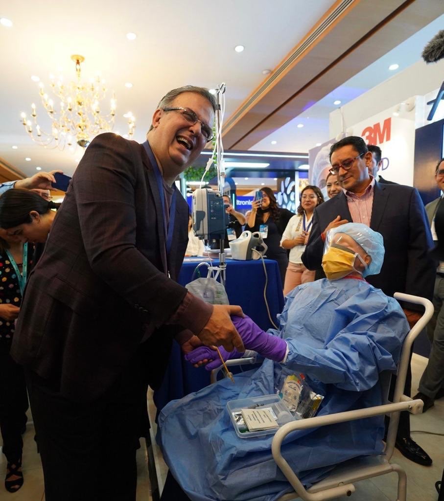 Foto Marcelo Ebrard con paciente artificial