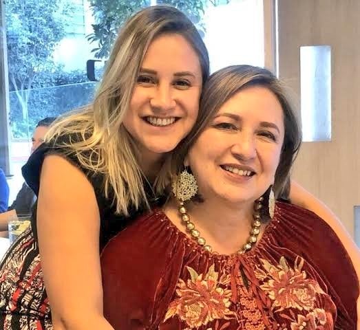 Diana Vega Gálvez y su madre, Xóchitl Gálvez