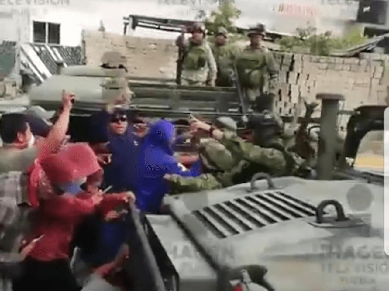 Militares replegaron a los habitantes que los agredieron con piedras.