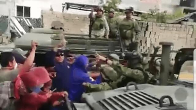 Militares replegaron a los habitantes que los agredieron con piedras.