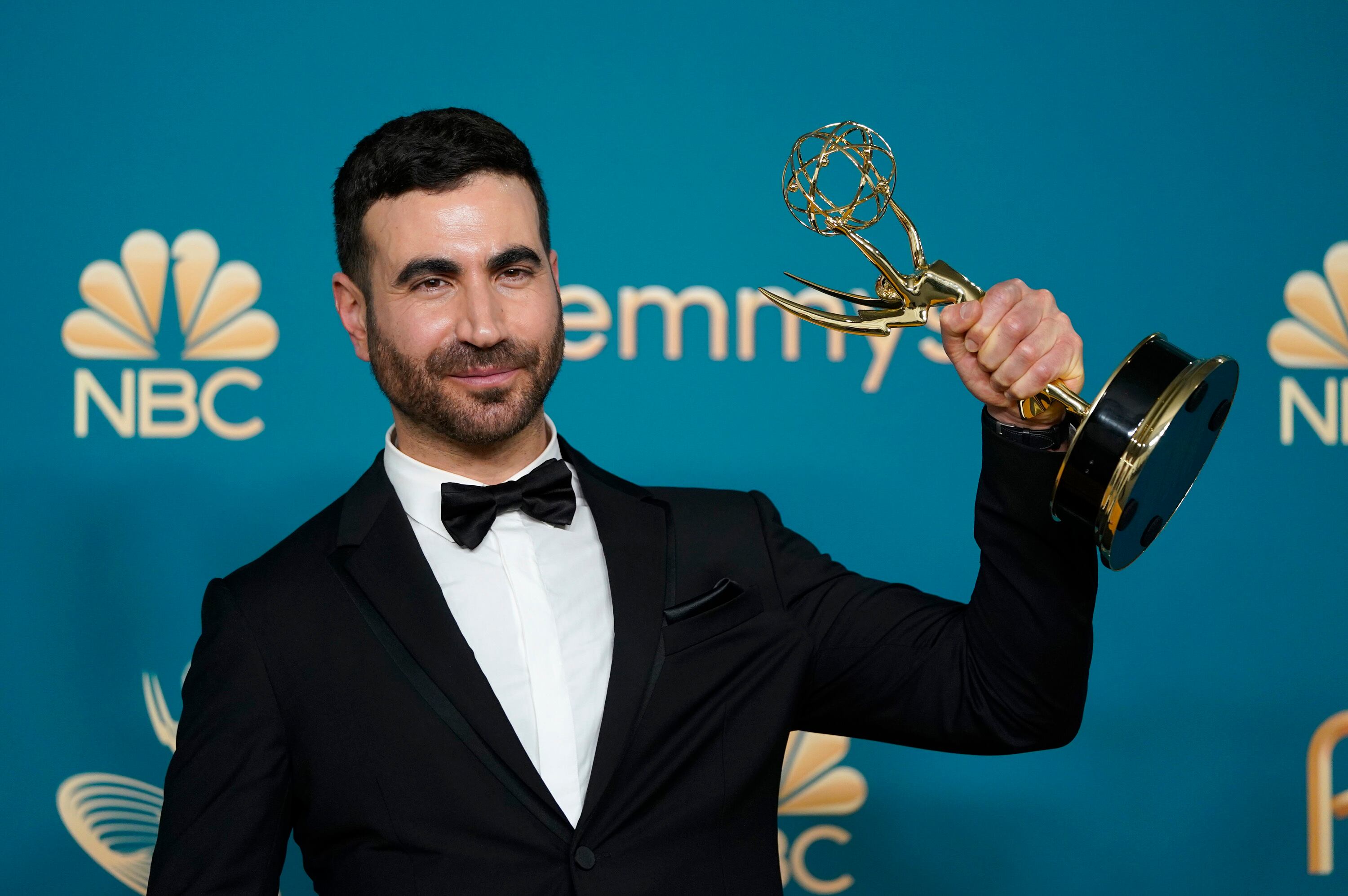 Brett Goldstein en los Premios Emmy 2022