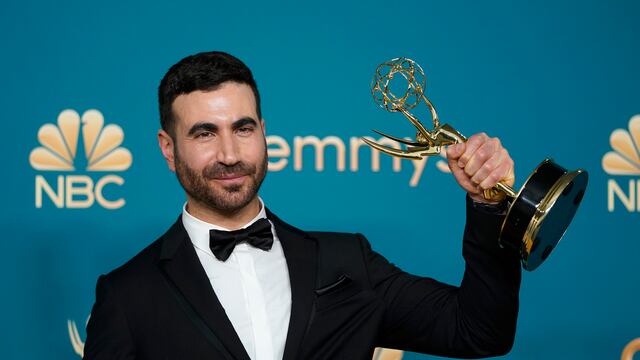 Brett Goldstein en los Premios Emmy 2022
