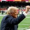 Donald Trump aparece en la cancha del Super Bowl 2025 y así lo recibió la afición