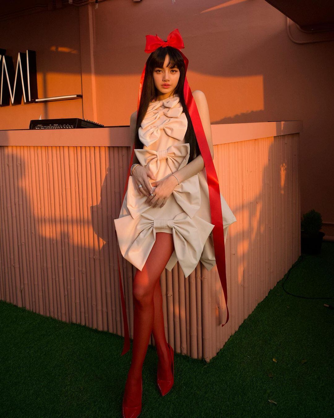 Lisa de Blackpink celebra su cumpleaños 26 con 2 vestidos tan bonitos como ella
