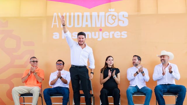 Samuel García y Mariana Rodríguez entregan tarjetas de Ayudamos a las Mujeres en García.