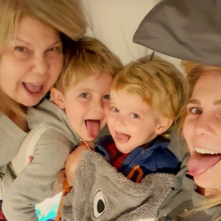 Gaby Crassus, su mamá y sus dos hijos.