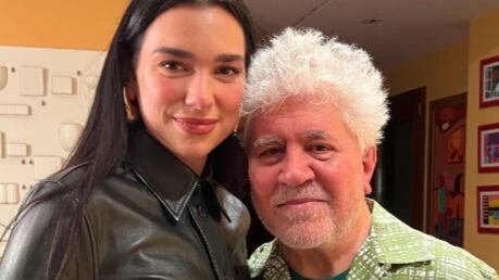 La foto de Dua Lipa con Pedro Almodóvar que eleva las expectativas sobre el elenco de La habitación de al lado