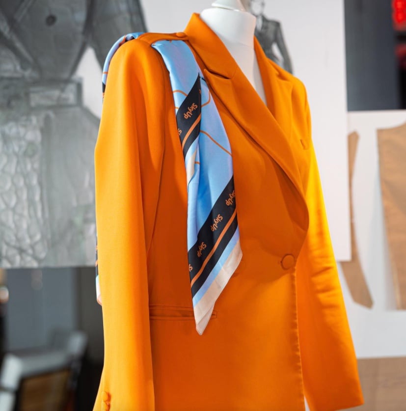 Trajes azafatas SkyUp