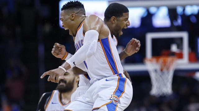 Westbrook celebrando con Paul George