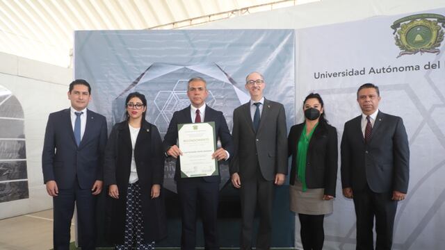 Fernando Vilchis recibe reconocimiento de la UAEM.