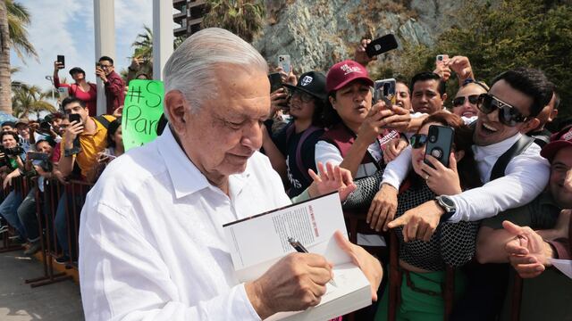 Andrés Manuel López Obrador, presidente de México, encabezó la ceremonia con motivo del Día de la Bandera en Sinaloa