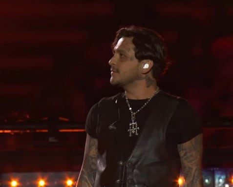 Christian Nodal cantando en Supernova: Orígenes.