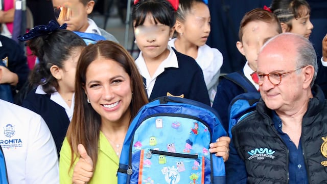 Libia Dennise García entregó mochilas y útiles escolares