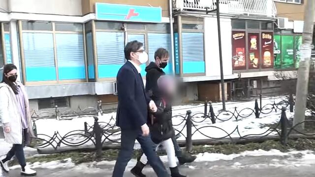 Presidente lleva a niña con síndrome de Down a la escuela