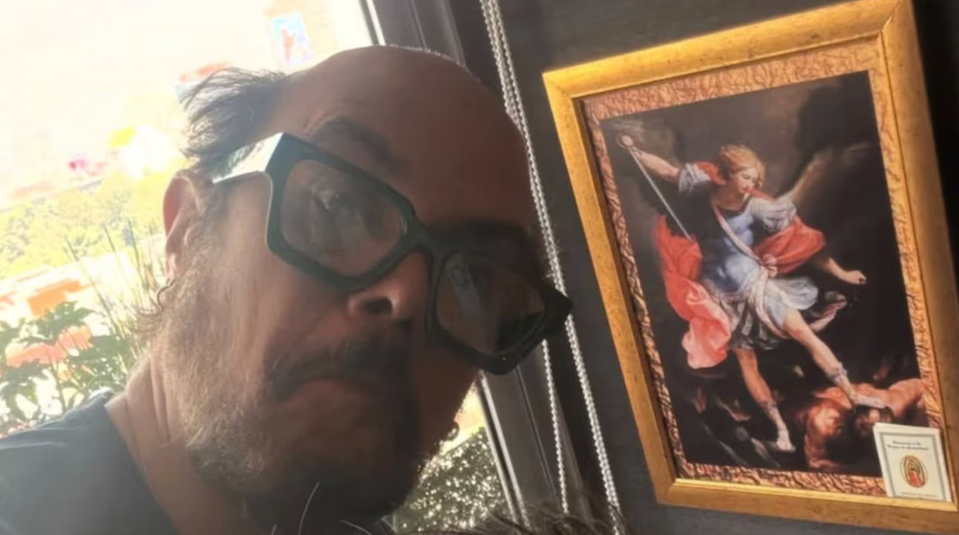 Sorprende imagen de Aleks Syntek calvo