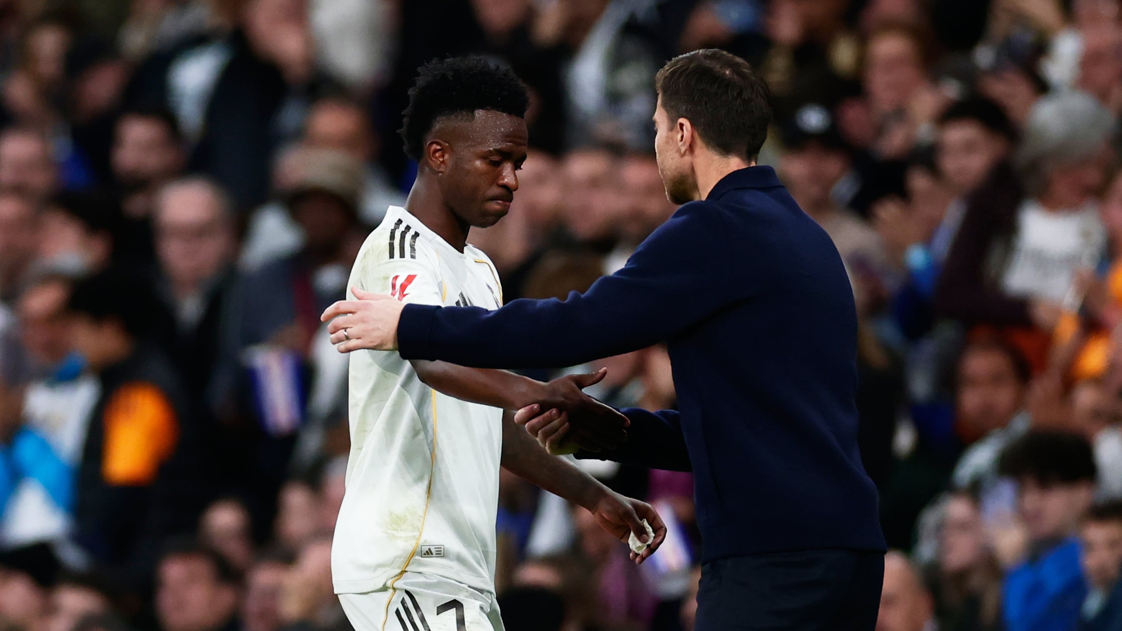 VIDEO: Xabi Alonso y Vinícius Jr. se volvieron a hacer de palabras en partido del Real Madrid