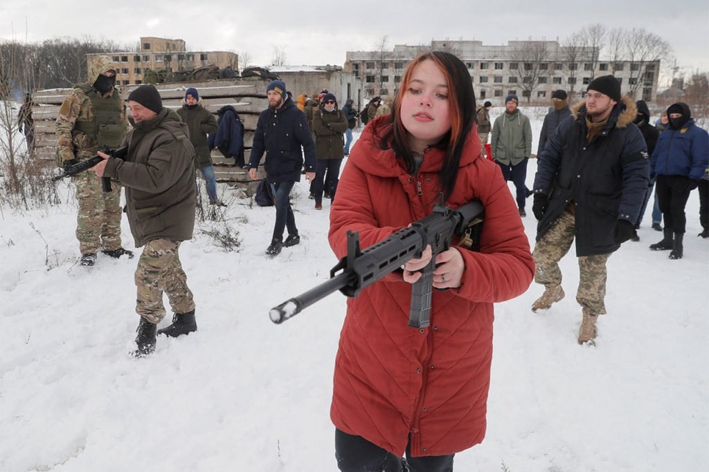 Voluntarios en Ucrania participan en entrenamientos militares