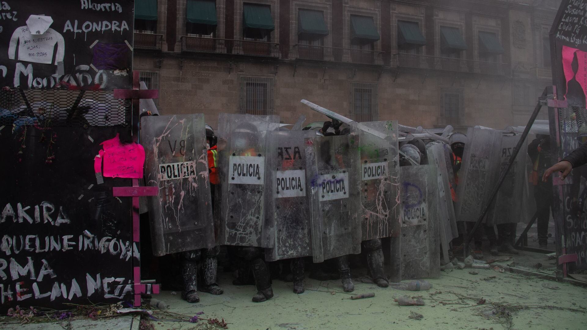 Policías de CDMX usaron cohetones, balas de goma y gas pimienta en marcha 8M
