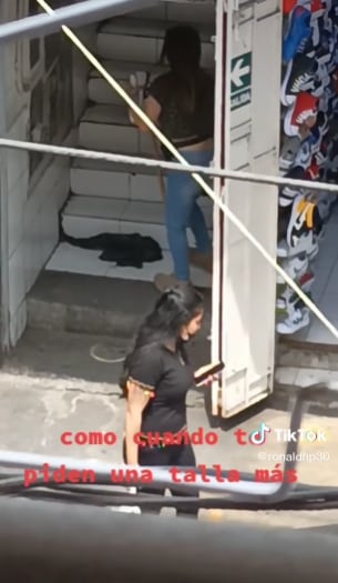 Vendedora engañando a los clientes con zapatos “más grandes”