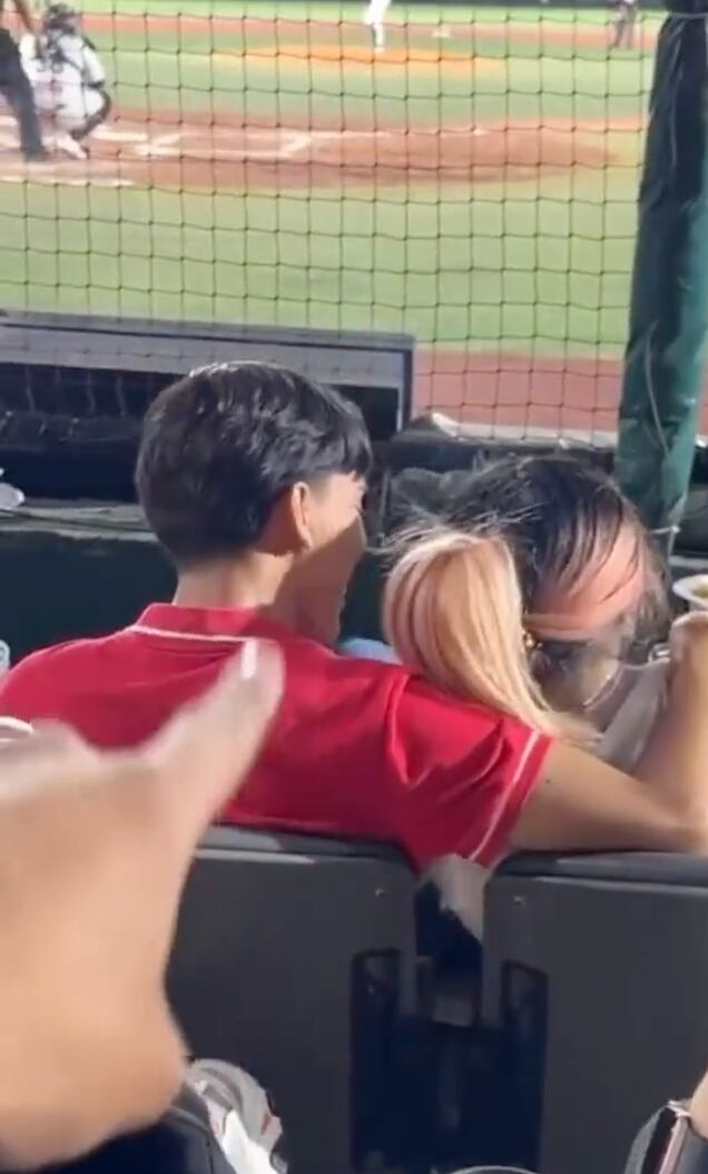 Estaba de infiel y con el novio a un lado