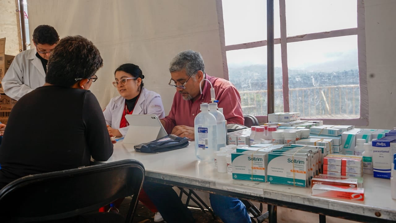 ISSSTE encabezado por Martí Batres realiza brigadas médicas en estados afectados por lluvias.