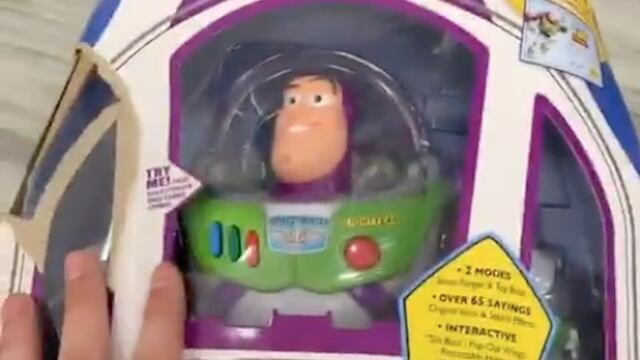 Buzz Llightyear se mueve en su caja