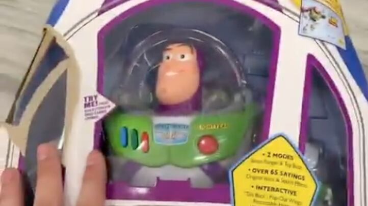 VIDEO: Juguete de Buzz se mueve en su caja; nadie entiende por qué