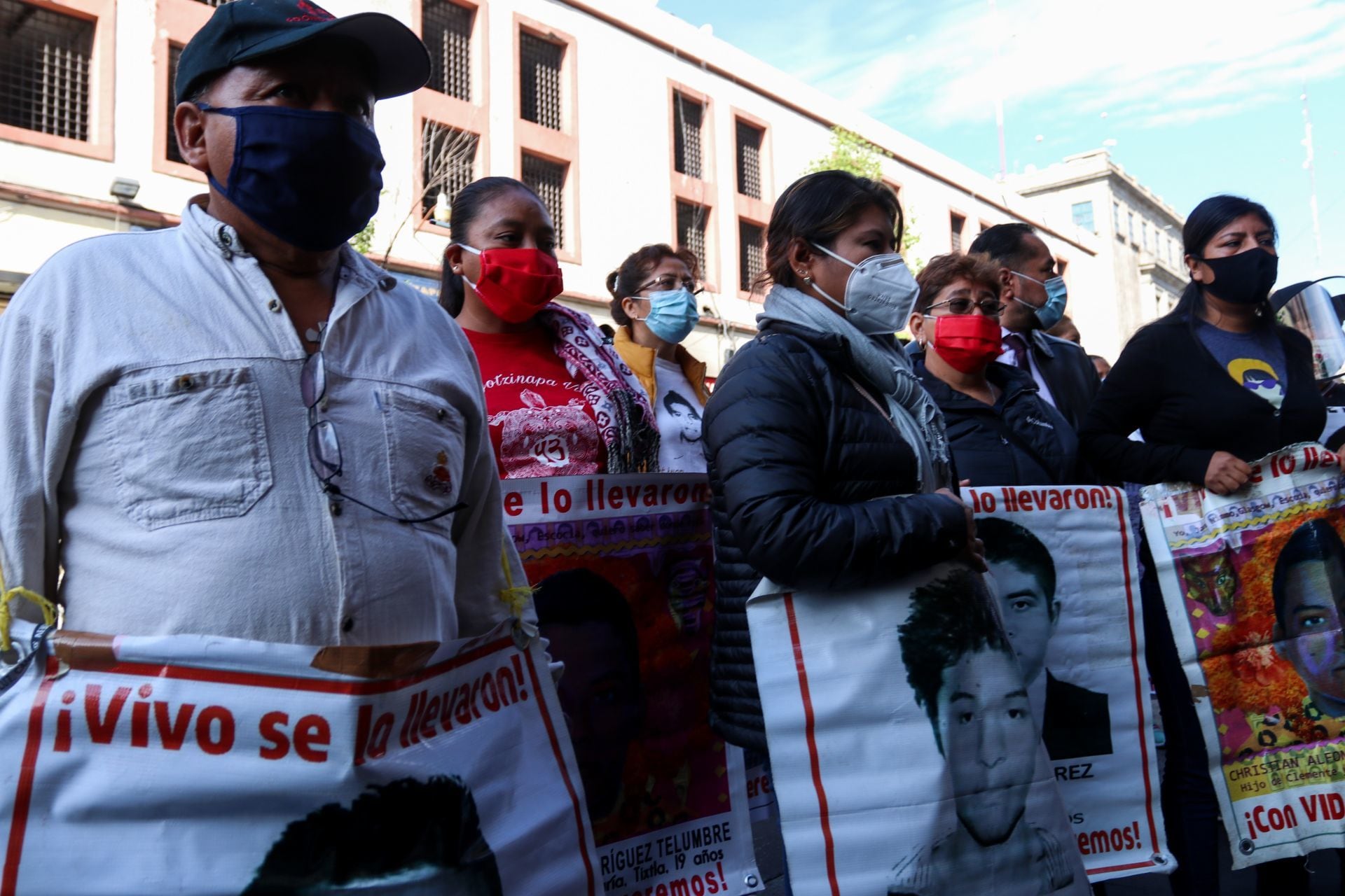 Madres y padres en Palacio Nacional.
