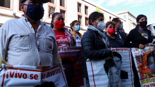 Madres y padres en Palacio Nacional.