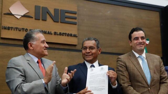 Alberto Jiménez Merino (al centro), se registró como candidato del PRI ante el INE.