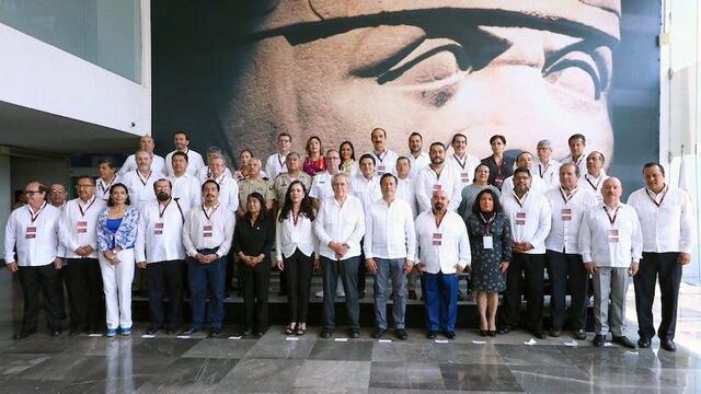 El gobernador posa con invitados a la reunión.