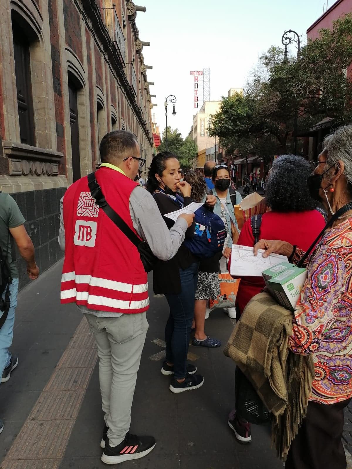 Personal del Metrobús informando sobre la Línea 4