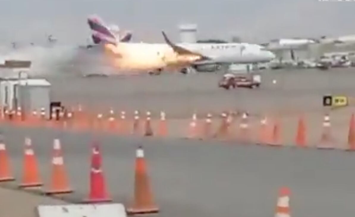 Avión de Latam choca con camión de bomberos