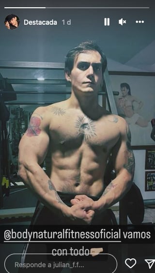 Julián Figueroa muestra su musculatura.