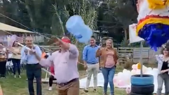 le avientan basura mientras le pega a la piñata