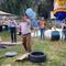 TikTok: Creía romper una piñata con los ojos vendados, pero le estaban aventando basura (VIDEO)