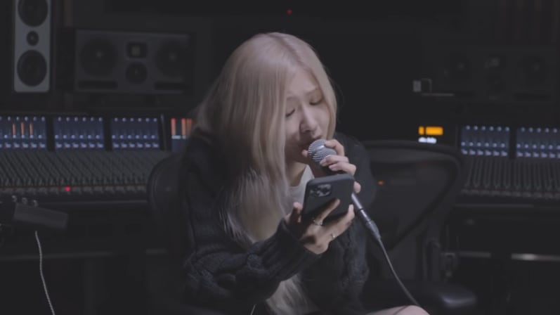 Rosé interpretando cover de Coldplay