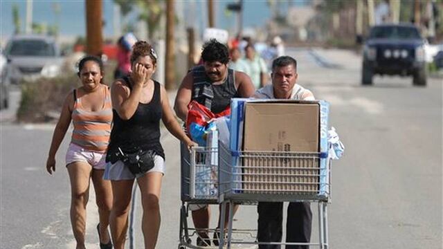 <p><span>Miembros del Ejército, Marina y Policía Federan escoltan los primeros camiones de transporte que llegan a la zona de Los Cabos tras la devastación causada por el huracán "Odile".</span></p>
<div><span><br /></span></div>