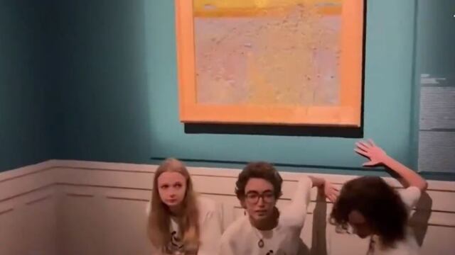 Ambientalistas avientan puré de verdura a obra de Van Gogh