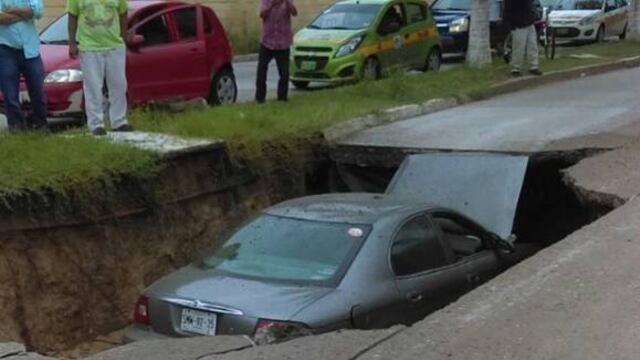Vehículo en socavón.