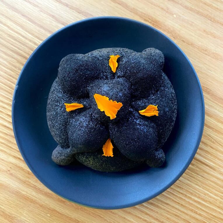 Pan de muerto con carbón activado, Justina Café