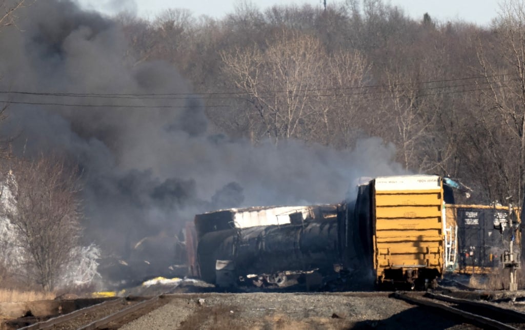¿Qué pasó en Ohio? Descarrilamiento de tren con sustancias tóxicas causa pánico
