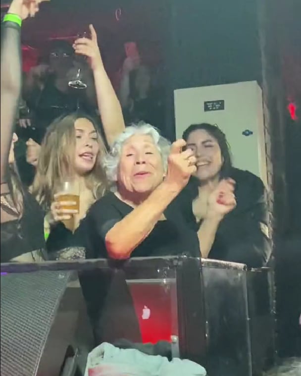 Abuela bailando en antro
