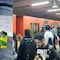 Metro CDMX: Llora desconsoladamente; le regalan chocolate y un mensaje que le cambia el día