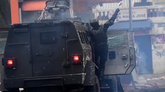 Policía intenta controlar protestas en la ciudad de Quito, Ecuador.
