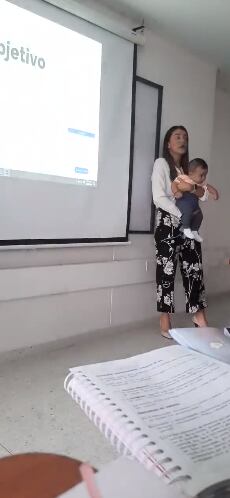 Profesora cargando bebé de una de sus alumnas