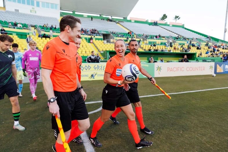 Tori Penso, la árbitra estadounidense que hizo historia al dirigir un partido del Mundial 2026.