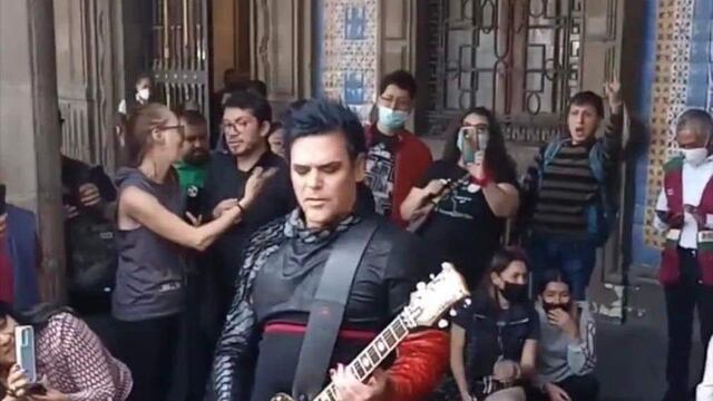 Richard Z. Kruspe tocando en el Zócalo