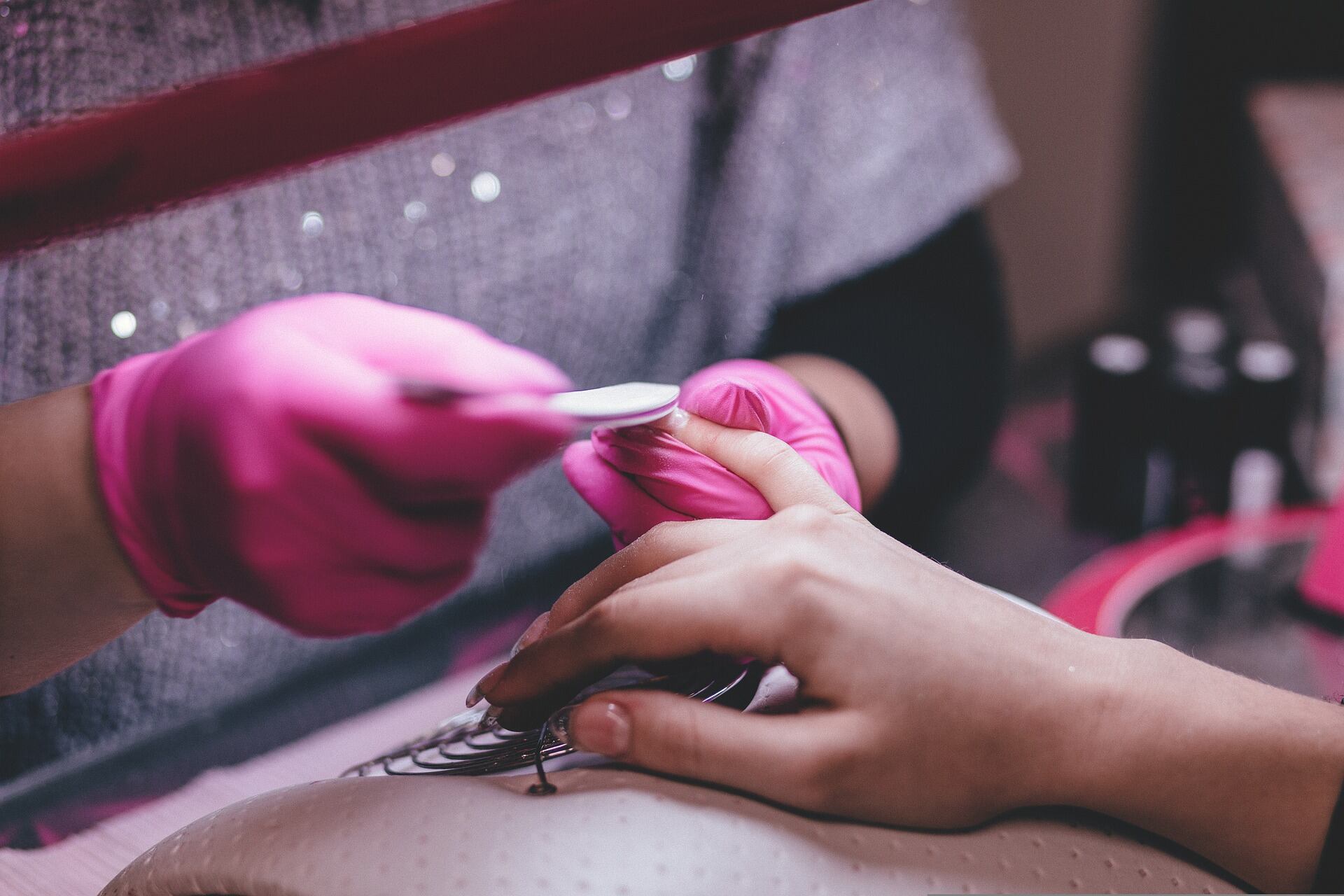 Mujer pintándose las uñas